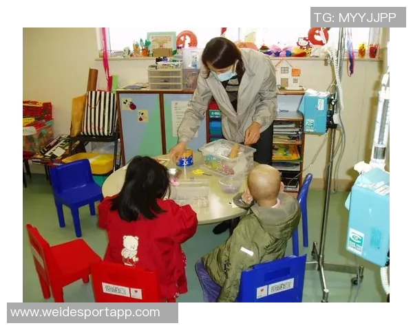 格纳布里与基米希探访医院肿瘤病房温暖关怀患病儿童 格纳布里与基米希探访医院肿瘤病房温暖关怀患病儿童