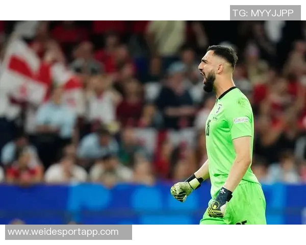 詹俊现场解说曼城对阵利物浦社媒晒照展现紧张氛围与激情时刻