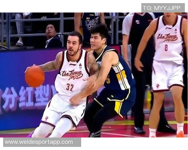 约克神奇表现让广东防守无奈陈家政尽职尽责难阻对手进攻 约克神奇表现让广东防守无奈陈家政尽职尽责难阻对手进攻